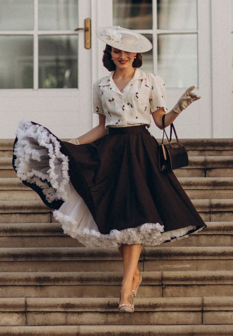 Our fluffy, soft and full-circle volume petticoat has three tiers of netting complete with a double-layered satin slip. The elasticated waistband guarantees a comfortable fit while maintaining a cinched waist silhouette. This is the perfect way to compliment any full-circle skirt or dress.  S/M = UK 8-12 M/L = UK 14- Beauty, A Dress, Summer Dress, Natural Beauty