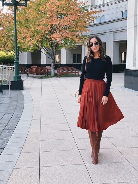 Cognac Boots and Midi Skirt   best weekend sales Boots And Midi Skirt, Rok Outfit, Cognac Boots, Midi Skirt Outfit, Skirts With Boots, Mode Inspo, Mode Inspiration, Fall Winter Outfits, Work Fashion