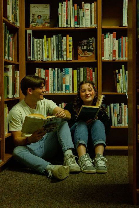 Lovers Reading Together, Perpustakaan Date, Couples In Library, Photoshoot In Bookstore, Prewedding Library, Library Photoshoot Ideas Couple, Library Couple Aesthetic, Library Aesthetic Photoshoot, Library Photo Shoot Couple