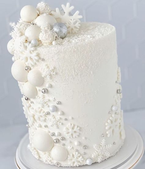 Winter Snowflake Cake, Snow Cake Winter, Snowflake Baby Shower Cake, Christmas Cake Ideas Elegant, Winter Wonderland Cakes, Winter Birthday Cake Ideas, Winter Wonderland Cake Ideas, Winter Wonderland Birthday Cake, Winter Themed Cake