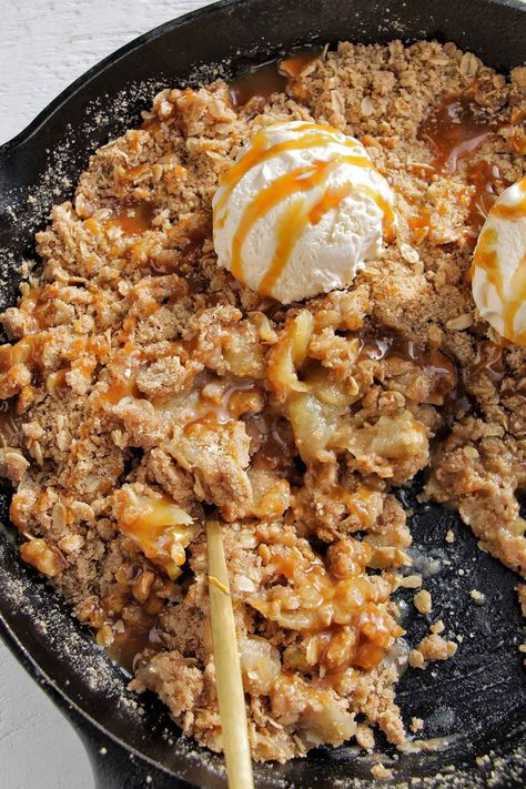 Apple Crisp In Cast Iron Pan, Skillet Apple Crumble, Apple Crisp Over Campfire, Apple Crisp Skillet Recipe, Apple Crisp Skillet, Skillet Apple Crisp Pioneer Woman, Skillet Cobbler Recipes, Cast Iron Apple Crisp Recipe, Apple Crisp In A Cast Iron Skillet