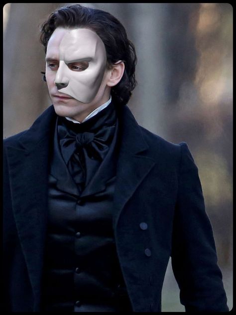 I couldn't help myself. He's just oozing Phantom in this costume. Tom Hiddleston Crimson Peak, Little Dorrit, Thomas Sharpe, Newest Horror Movies, Crimson Peak, Thomas William Hiddleston, Movies And Series, Loki Laufeyson, British Men