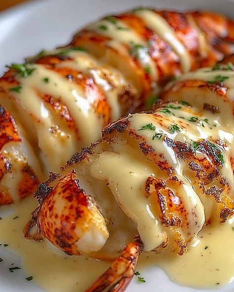 🦞Lobster Tails with Creamy Garlic Butter Sauce🦞 "Indulge in this elegant, restaurant-style lobster dish, perfect for a family gathering or a special occasion!" 🥕Ingredients - 2 tbsp butter - 4 cloves garlic, minced - 1 cup heavy cream - 1/2 cup Parmesan cheese, grated - 1 tbsp olive oil - 1 tsp lemon juice - Salt and pepper to taste - Fresh parsley, chopped (for garnish) 🍳Directions 1. Preheat the oven to 375°F (190°C). Carefully split the lobster tails in half lengthwise. 2. H... Creamy Garlic Butter Sauce, Classy Food, Lobster Dishes, Lobster Recipes Tail, Garlic Butter Sauce, Lobster Recipes, Lobster Tails, God Mat, Yummy Comfort Food