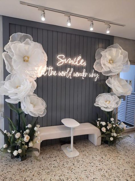 Big Flower Wedding Decor, Giant Flower Wedding Backdrop, Big Flower Decorations, Giant Flowers Backdrop, Creative Backdrop Ideas, Giant Flower Wedding, Giant Flower Backdrop, Paper Flowers Giant, Comic Christmas