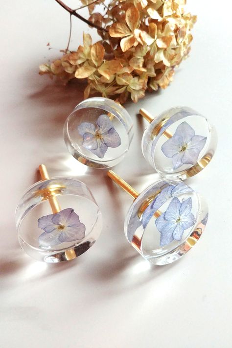 Resina Epoxi Ideas, Transparent Furniture, Flower Knobs, Accessories Wardrobe, Resin Jewlery, Flowers Transparent, Blue Hydrangea Flowers, Pressed Flower Crafts, Resin Jewelry Diy