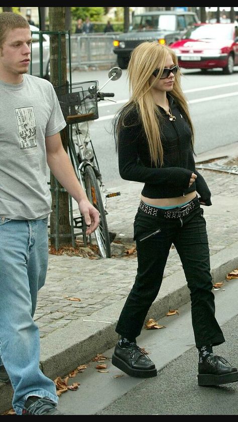 Love her style 2004 Look 80s, 00s Mode, Avril Lavigne Style, Smink Inspiration, 2000s Fashion Outfits, Emo Outfits, Estilo Punk, Punk Outfits, Looks Black