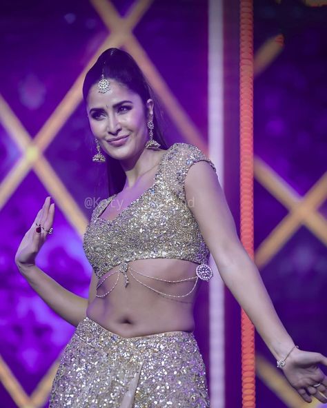 Katrina Kaif Navel, Koffee With Karan, Katrina Kaif Photo, Tight Black Dress, Vantage Point, English Actresses, Hottest Pic, Katrina Kaif, Bollywood Celebrities