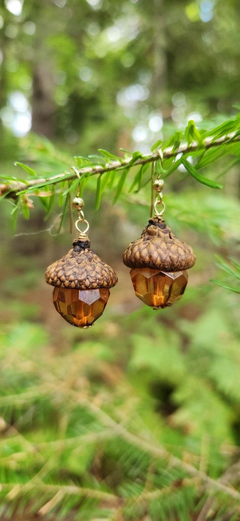 Bring the beauty of the outdoors into your Fall look with these captivating acorn earrings. The intricate, nature-inspired design adds an enchanting, earthy elegance that's perfect for the crisp, colorful days of Fall. Wear them to the office, out with friends, or to your next seasonal celebration - these earrings will elevate any ensemble with their timeless charm. Acorn earrings measure approximately 40mm from top of bead and loop wire to bottom of earring bead, and approximately 17mm wide at Acorn Cap Earrings, Fall Bead Jewelry, Goblin Core Jewelry, Thanksgiving Earrings Diy, Fall Earrings Diy, Acorn Aesthetic, Cute Earrings Diy, Goblincore Accessories, Thanksgiving Earrings