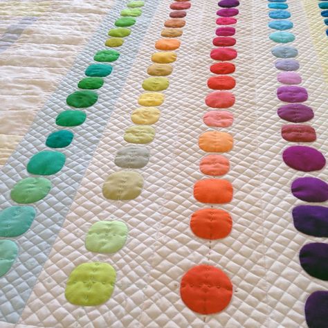 Summer Makes: Aerial Grove in a multitude of Kona cottons. - carolyn friedlander Quilt Circles, Yoyo Quilt, Carolyn Friedlander, Quilt Modernen, Circle Quilts, Rainbow Quilt, Cozy Quilts, Pretty Quilt, Contemporary Quilts