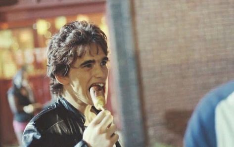 50 Rare and Amazing Behind the Scenes Photos From the Making of ‘The Outsiders’ (1983) ~ Vintage Everyday Matt Dillon Rares, 80s People, Young Matt Dillon, The Outsiders Cast, 80s Actors, Dallas Winston, The Outsiders 1983, Emilio Estevez, 80s Men