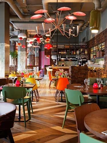 Bright colors and and natural materials, I want to eat here!  18 Fresh & Simple Restaurant Interiors Visuell Identitet, Design Café, Cool Restaurant, Cafe Bistro, Cafe Ideas, Bar Interior, Bar Design Restaurant, Restaurant Ideas, Cafe Interior Design