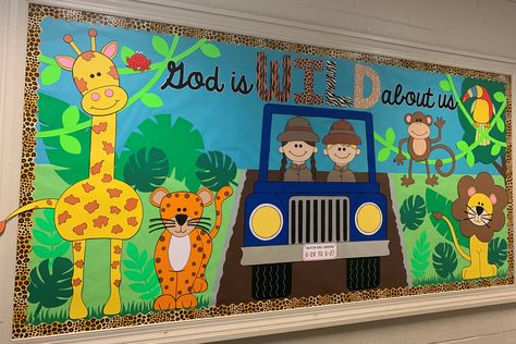 Jungle Bulletin Board Ideas Preschool, Safari Display Board, Safari Themed Bulletin Board Ideas, Jungle Bulletin Boards Preschool, Zoo Bulletin Board Ideas, Zoo Decorations Classroom, Zoo Bulletin Board Ideas Preschool, Jungle Theme Bulletin Boards, Jungle Bulletin Board Ideas