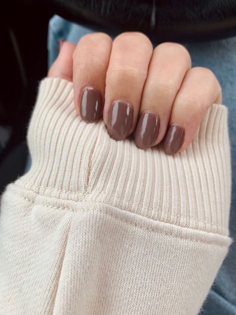 Brown Nails Sns, Short Brown Manicure, Dip Nails Brown, Short Brown Almond Nails, Round Brown Nails, Brown Round Nails, Brown Nails Dip, Brown Sns Nails, Brown Dip Powder Nails