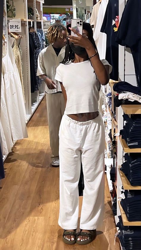 Petite Woman Aesthetic, Cinema Outfits, Baby Tee Outfit, Brandy Melville Outfits, European Summer Outfits, White Trousers, White On White, Ootd Summer, White Outfit