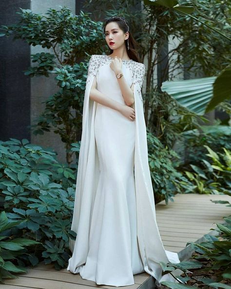 JENNY PACKHAM on Instagram: “Liu Shishi #dressedinjenny wearing the Elspeth gown from the 2021 Bridal Collection.  ​ ​Elspeth will be available internationally in…” Vintage Wedding Dresses, Vintage Wedding Dress 1920s, Vintage Wedding Dress Romantic, Elegant Silk Dresses, Elegant Cape, 1920s Wedding Dress, Baju Kahwin, Bridal Dresses Vintage, Bride Dress Simple