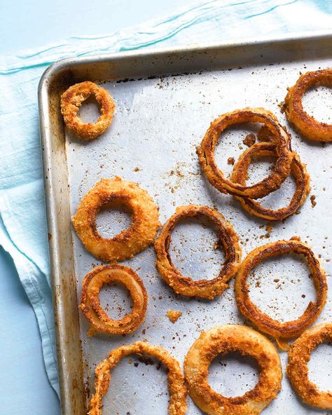 Cornflakes and a hot sheet pan are the secrets to the crispiness of these onion rings. Air Fryer Onion Rings, Baked Onion Rings, Baked Onion, Onion Rings Recipe, Baked Onions, Onion Recipes, Onion Rings, Fried Food, Sweet Onion