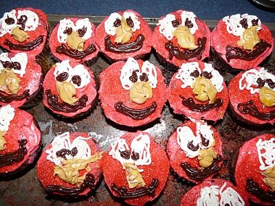 Elmo cupcakes, totally nailed it......... fail. Surprisingly when I was little I was scared of him Cupcakes Decoration Funny, Cakes Gone Wrong, Elmo Cupcakes, Disney Kiss, Funny Cupcakes, Animals And People, Picnic Inspiration, Elmo Birthday, Funny News