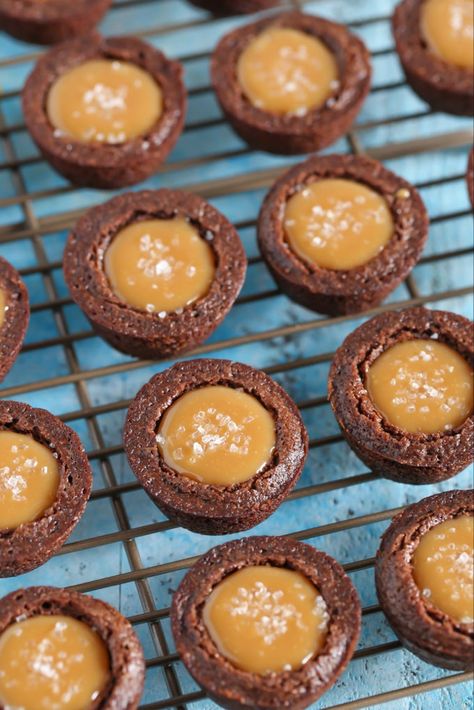 Homemade fudgy brownie bites filled with an easy two-ingredient caramel filling and topped off with sea salt. These Salted Caramel Brownie Bites are the perfect mini dessert! Chocolate Fairy Cakes, Toffee Bites, Chocolate Covered Cheesecake, Salted Caramel Brownie, Oreo Cheesecake Bites, Brownie Bites Recipe, Strawberry Shortcake Cookies, Mini Caramel Apples, Cookie Cups Recipe