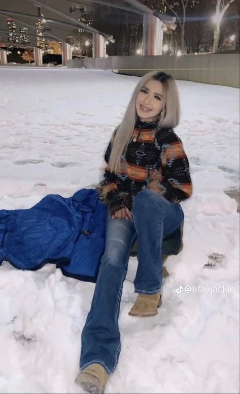 Winter Vaquero Outfits, Vaquera Outfits For Winter, Winter Jaripeo Outfits Woman, Cute Winter Outfits Latina, Mexican Winter Outfit, Vaquera Winter Outfit, Baile Outfits Jaripeo Winter, Winter Jaripeo Outfits, Simple Cowgirl Outfits