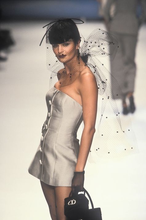 Christian Dior Runway, Dior Ready To Wear, 90s Runway Fashion, Vintage Runway, Dior Dress, 80s And 90s Fashion, Helena Christensen, Modern Vintage Fashion, Gianfranco Ferre