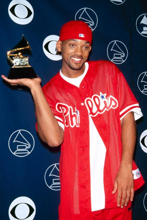 Will Smith One of the first rappers to win a grammy for Best Rap Solo performance for "Men in Black" 1998! Will Smith 2000s, Will Smith 90s Fashion, Will Smith Wallpaper, Will Smith 90s, Will Smith Movies, 2000s Photoshoot, Celebrity Yearbook Photos, 90s Pop Culture, Good Raps