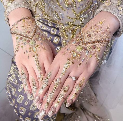 Henna White Wedding, Henna Wedding Designs, Henna Art Wedding, Hena Pengantin, Tattoo Design Mehndi, Simple Mehndi Art, Mehndi Clothes, Aesthetic Mehndi Designs, Henna Pengantin