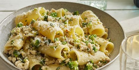 Rigatoni with Chicken and Broccoli Bolognese Recipe - How to Make Rigatoni with Chicken and Broccoli Bolognese Broccoli Bolognese, Rigatoni Pasta Recipes, Chicken Rigatoni, Ground Chicken Recipes, Bolognese Recipe, Chicken And Broccoli, Weeknight Dinner Recipes Easy, Spaghetti Bolognese, Weeknight Dinner Recipe