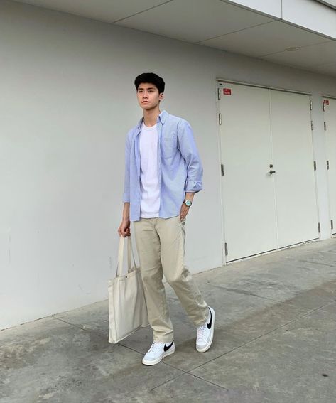 Chinos Streetwear, Oversized Chinos Outfit Men, Summer Everyday Chinos, Men’s Chino Outfit, Men’s Chino Pants Outfit, Nowhere Man, Mens Fashion Week Street Style, Mens Fashion Week, Men Fashion Casual Outfits