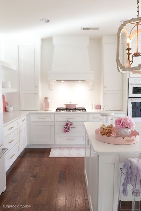 Mini Keurig, White Kitchen Inspiration, Pink Kitchen Decor, Fashion Outfits Dresses, Home Backyard, Girly Apartment Decor, White Kitchen Decor, Decor Flowers, White Kitchen Design