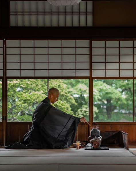 For centuries, matcha tea has been revered for its medicinal properties. The story goes that it was brought back to Japan by a Buddhist monk, who found that drinking it made him experience a greater state of Zen during his meditations. Containing the compound, L-theanine, which increases levels of calming serotonin. Matcha tea is prepared in a special tea ceremony at Aman Kyoto, surrounded by the rich colours of autumn in the forest garden. Aman Kyoto, Tea Ceremony Japan, Japan Moodboard, Matcha Shop, Tea Japan, Zen Aesthetic, Zen Tea, Japan Holidays, Japanese Tea Ceremony