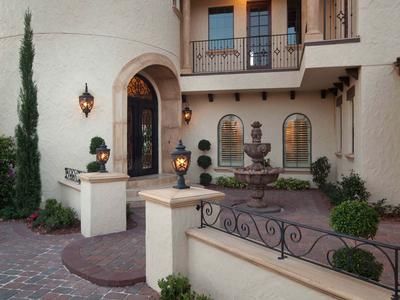 Exterior Courtyard with Fountain I Love the half columns  in front of the patio door the Spanish style lighting and the fountain. Modern Kitchen Photos, Hacienda Style Homes, Spanish Mediterranean, Mediterranean Architecture, Mediterranean Style Homes, Tuscan Design, Spanish Style Home, Casas Coloniales, Spanish Style Homes