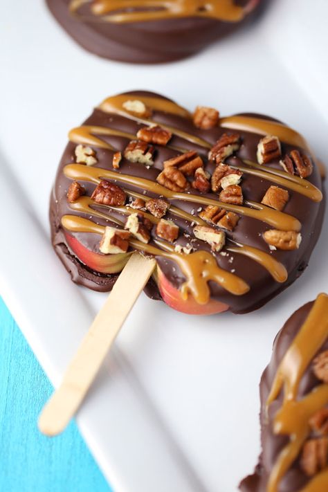 Chocolate Turtle Apple Slices {VIDEO} - Mom Loves Baking Turtle Apple Slices, Vegan Fall Dessert, Easy Desert, Chocolate Turtle, Christmas Candies, Chocolate Turtles, Snacks Appetizers, Amazing Desserts, Sugar Shack