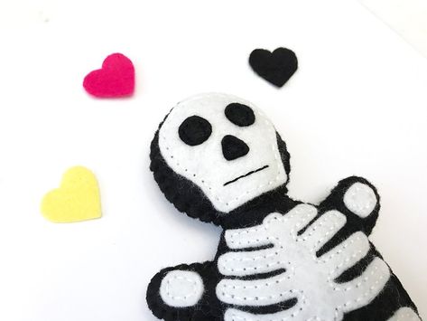 Free pattern: Felt skeleton softie Felt Skeleton, Diy Crafts Halloween, Apple Garland, Sewing Pattern Free, Felt Monster, Halloween Sewing, Softie Pattern, Weekend Crafts, Crafts Halloween