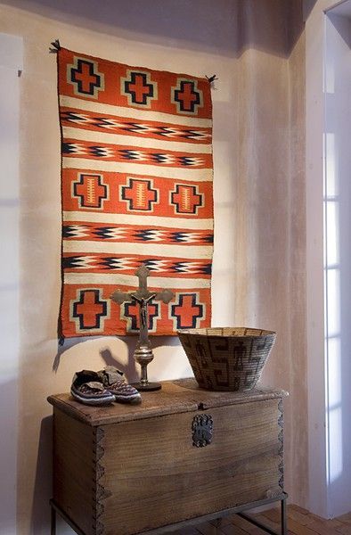 Navajo rug as a wall hanging creates a lot of visual interest - just thinking about how to add some textiles and softness to space... Native American Living Room, Navajo Decor, Post Novo, Viral Images, Indian Wall Art, Native American Decor, Navajo Rug, Wall Hanging Designs, American Interior