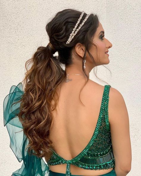 Matha Patti Hairstyles, Messy Ponytail Hairstyles, Hairband Hairstyle, Bridal Hairstyle Indian Wedding, Engagement Hairstyles, Messy Ponytail, Bridal Hair Buns, Indian Wedding Hairstyles, Open Hairstyles