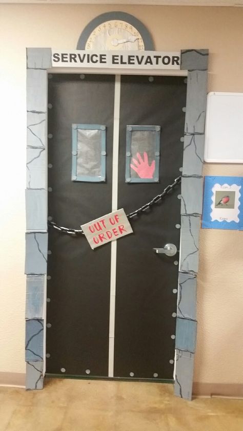 Scary Halloween Door Decorations Contest, School Halloween Decorations, Halloween Door Decorations Classroom, Porta Halloween, Halloween Dorm, Marcos Halloween, Diy Halloween Door Decorations, Door Decorations College, Halloween Classroom Door