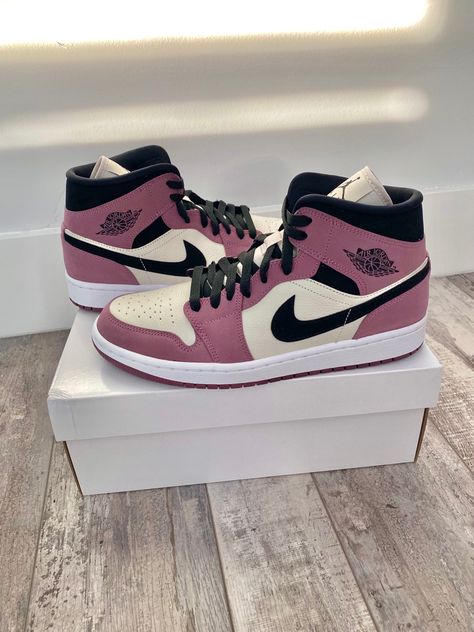 Sepatu Nike Air Jordan, Jordan Boots, Jordan Shoes Girls, All Nike Shoes, Nike Air Shoes, Cute Nike Shoes, Costume Shoes, Cute Sneakers, Hype Shoes