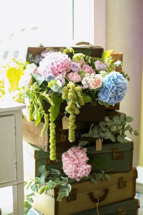 Suitcase Flower Arrangement, Work Event Ideas, Travel Party Theme, Aspen Wedding, Wedding Floral Centerpieces, Travel Theme Wedding, Reception Design, Travel Party, Floral Display