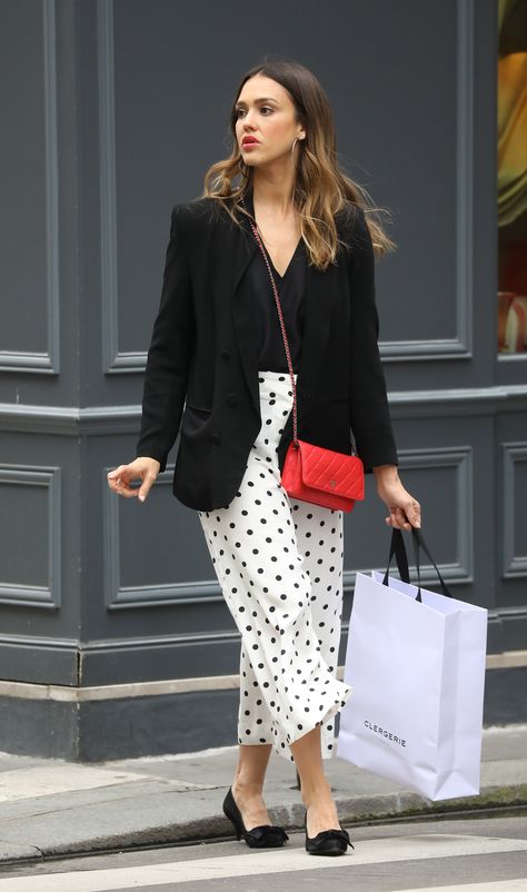 Jessica Alba, 2018 Jessica Alba 2024 Style, Jessica Alba Style 2024, Red Bag Outfit, Jessica Alba Outfit, Jessica Alba Casual, Meeting Outfit, Jessica Alba Style, Bag Outfit, Red Bag