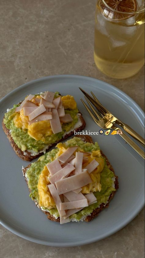 Avocado toast with scrambled egg and smoked turkey 🥑🫶🏻🧀🍳 the best breakfast !! Scrambled Egg Avocado Toast, Avo And Egg Toast, Healthy Meals With Avocado, Turkey And Eggs Breakfast, Foods With Avocado, Scrambled Eggs On Toast, Turkey Breakfast Ideas, Healthy To Go Breakfast, Avocado Toast Recipe Egg