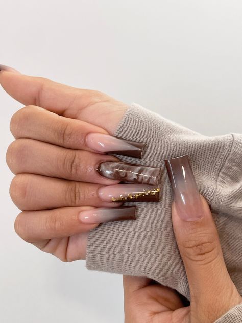 Square Autumn Nails 2022, Square Nails Acrylic Medium, Winter Nails Square Long, November Nails Long, Acrylic Nail Ideas Square, Short Fall Nails 2022 Square, Fall Brown Nails Acrylic, Nude Nails Rhinestones, Brown Ombre Nails Acrylic