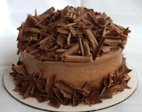 Chocolate Shavings: an easy way to dress up a cake Chocolate Cream Cheese Frosting, Buttermilk Cake, Valentines Baking, Store Bought Cake, Chocolate Cake Decoration, German Chocolate Cake, Easy Cake Decorating, Chocolate Cinnamon, Chocolate Shavings