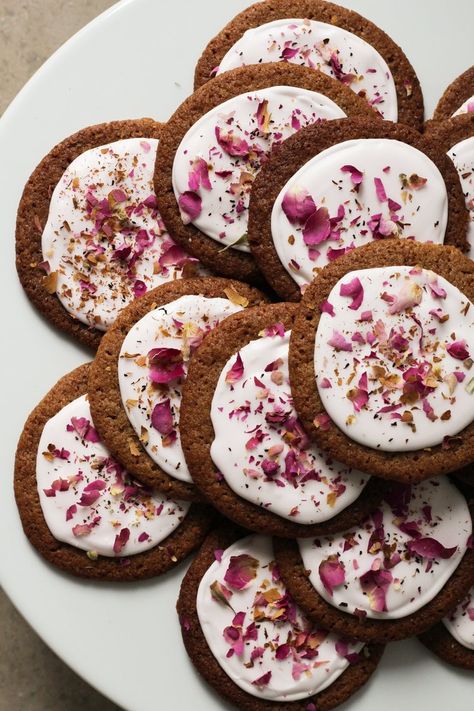 cardamom rose gingersnaps Pastel, Rose Water Cookies, Arabian Cookies, Lemon Royal Icing, Rosewater Recipe, Gingersnaps Recipe, Xmas Cookies Recipes, Cookies Summer, Cardamom Cookies