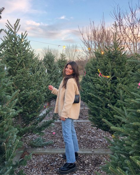 Viviane Audi, Christmas Tree Shopping, Ootd Poses, Winter Instagram, Winter Photoshoot, Winter Photo, Winter Photos, Christmas Photoshoot, Winter Pictures