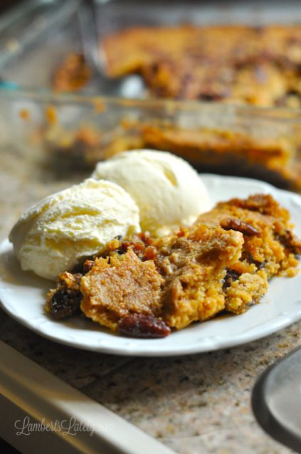 Pecan Pie Dump Cake...tastes like a mixture between a cake/crumble and a pecan pie. So good! Perfect when served warm with vanilla ice cream. Pecan Pie Dump Cake, Pecan Dump Cake, Sin Dip, Cake Crumble, Pecan Cobbler, Thanksgiving Desserts Easy, Dump Meals, Pecan Pie Recipe, Dump Cake Recipes