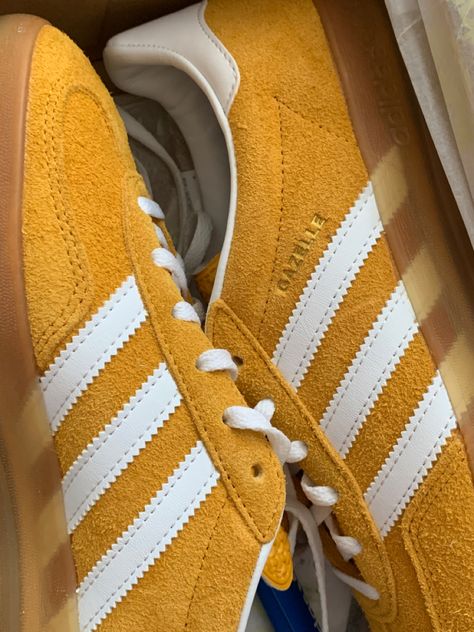 Adidas Gazelle Outfit Men, Adidas Gazelle Outfit, Yellow Trainers, Fits Inspiration, Yellow Adidas, Aesthetic Yellow, Adidas Shoes Mens, Orange Sneakers, Yellow Sneakers