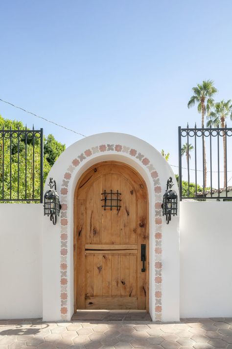 Modern Spanish Style Homes Exterior, Spanish Revival Exterior, Spanish Style Doors, Spanish Style Home Exterior, Modern Spanish Style Homes, Acajutla, Modern Spanish Revival, Spanish Revival Style, Hacienda Decor