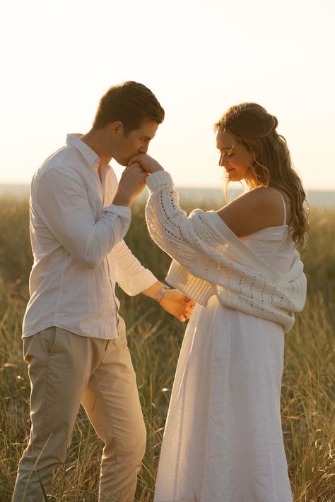 Older Engagement Photos, Engagement Park Photoshoot, Inspo Engagement Photos, Umbrella Photoshoot Ideas Couple, Couples Photos Sitting, Engagement Photos With Jeans, Engagement Photo Outfits Men, Golden Hour Engagement Shoot, Cute Poses For Pictures Couple