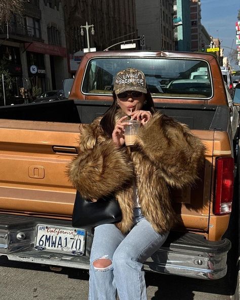 Haute Couture, Unpolished Casual, Roadtrip Outfit, Fur Jacket Outfit, Usa Roadtrip, Winter Chic, Insta Pics, Mode Chic, February 15