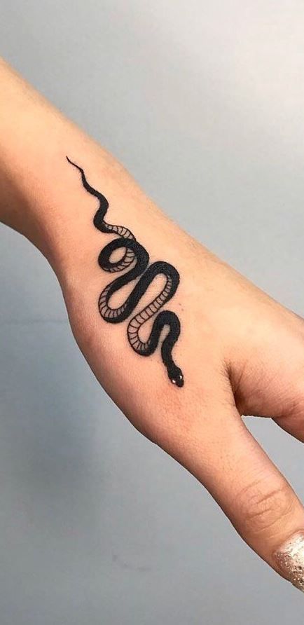 100 Hand Tattoos For Women With Style - Tattoo Me Now Little Snake Tattoo, Snake Tattoo On Hand, Black Snake Tattoo, Small Snake Tattoo, Side Hand Tattoos, Tato Tradisional, Small Wave Tattoo, Tattoo Snake, Tattoo On Hand